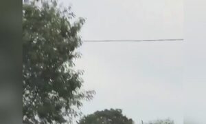 Poli disparó al aire en una cancha para defenderse de hinchas furiosos