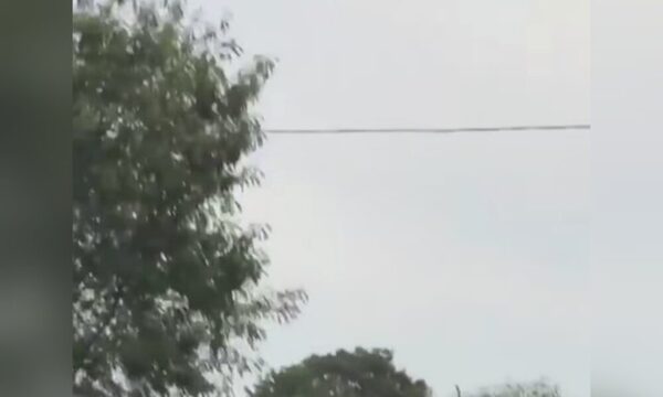 Poli disparó al aire en una cancha para defenderse de hinchas furiosos