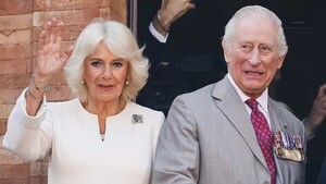 Carlos III y Camila reciben el desfile conmemorativo del fin de la II Guerra Mundial