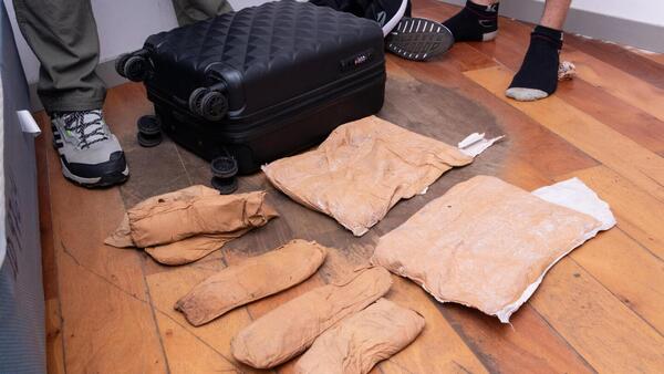 Video: Joven intenta viajar a España con cocaína pegada al cuerpo