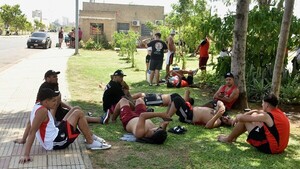 Hinchas argentinos padecieron la falta de servicios e infraestructura en la Costanera de Asunción