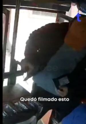 (VIDEO)Infeliz asaltó con machete a chofer de bus