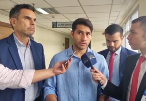Condenan con suspensión de pena a comunicador por difamar a Iván Torres - 1000 Noticias