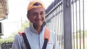 Karai enfrentó a dos pitbulls con desmalezadora