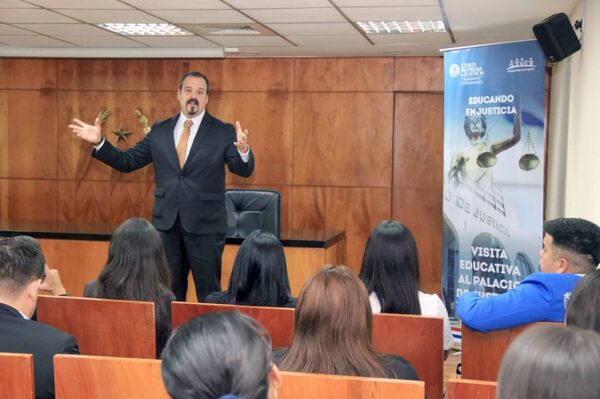 Estudiantes de Derecho de Itapúa visitaron el Palacio de Justicia de Asunción