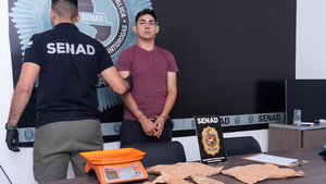 Detienen a un joven que intentaba viajar a Europa con cocaína pegada al cuerpo - Noticiero Paraguay