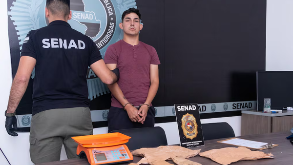 Detienen a un joven que intentaba viajar a Europa con cocaína pegada al cuerpo - Noticiero Paraguay