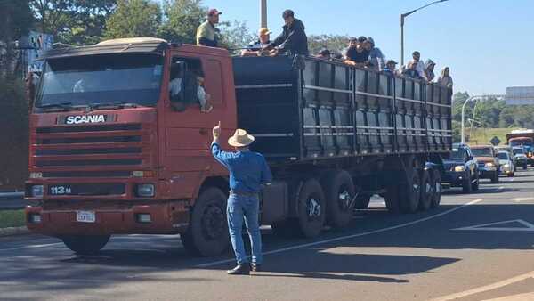 Cañicultores siguen movilizados a la espera de una reunión con Santiago Peña