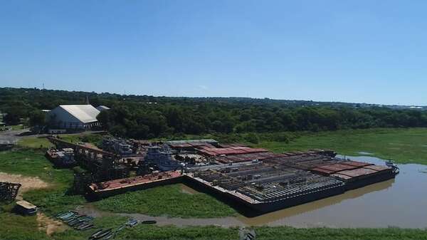 Conaderna denuncia contaminación de barcazas chatarras en el río Paraguay - Nacionales - ABC Color