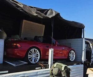 ¡Pillaron un BMW escondido en camión de mudanza!