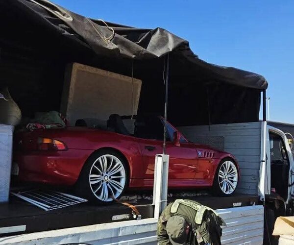 ¡Pillaron un BMW escondido en camión de mudanza!