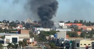 Diario HOY | Quema de basura provoca voraz incendio en local de venta de piscinas en CDE