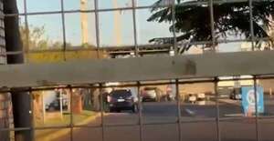 Video: Intentaron detener a tiros vehículo paraguayo que se fugó de la aduana, presuntamente cargado con marihuana - Policiales - ABC Color