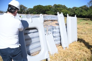 Itaipú inicia instalación de innovadora planta solar flotante en su embalse - ADN Digital