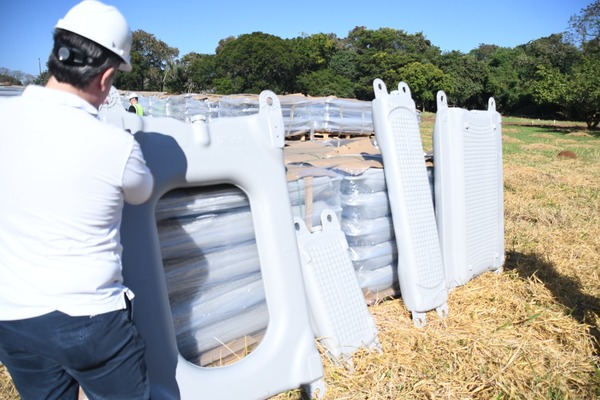 Itaipú inicia instalación de innovadora planta solar flotante en su embalse - ADN Digital