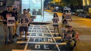 Pintan mensaje en la calle del MOPC para protestar contra el futuro viaducto de Luque