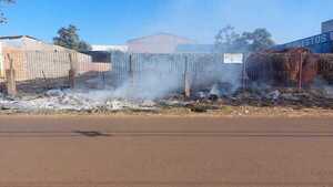 Incendio arrasó con piscinas y un camión tras quema de basura en baldío del km 4 - ADN Digital