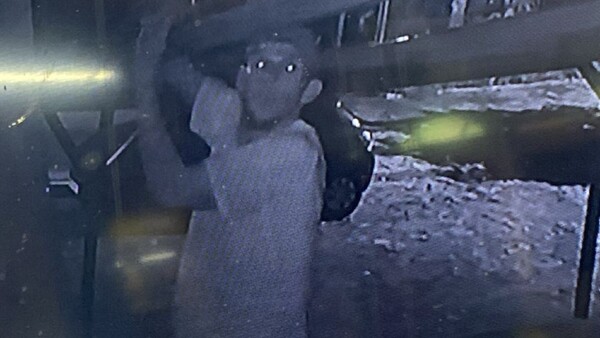 Detenido tras trepar columna y tomar cerveza de una casa en un intento de robo