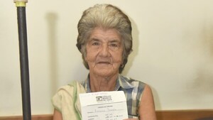 Mujer necesita ayuda para operarse de cataratas