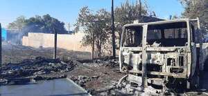 CDE: quema de basura se propagó y alcanzó una empresa de piscinas - ABC en el Este - ABC Color