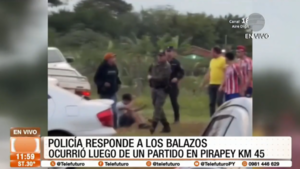 Policía dispara al aire tras disturbios en partido de fútbol