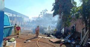 La Nación / Incendio de pastizal quemó diez piscinas y un camión pequeño