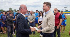 Domínguez hace un guiño al cartismo y visita el club de Bachi en Villa Hayes
