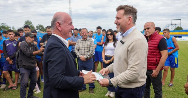 Domínguez hace un guiño al cartismo y visita el club de Bachi en Villa Hayes