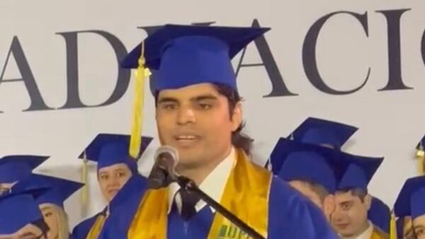 Joven no vidente se graduó con Medalla de Oro: "El trabajo duro es la clave"