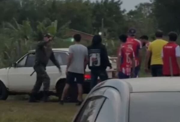 Video: Policía disparó al aire cerca de un grupo de hinchas en Edelira - Policiales - ABC Color