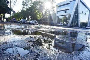 Baches y caños rotos causan estragos en el microcentro de Asunción - Nacionales - ABC Color