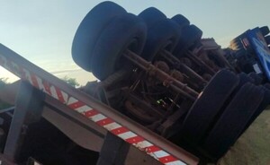 Evitó chocar a un furgón y terminó volcando en Naranjal 