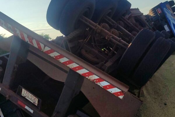 Camión de gran porte vuelca en la Ruta PY06 a la altura del puente Ñacunday