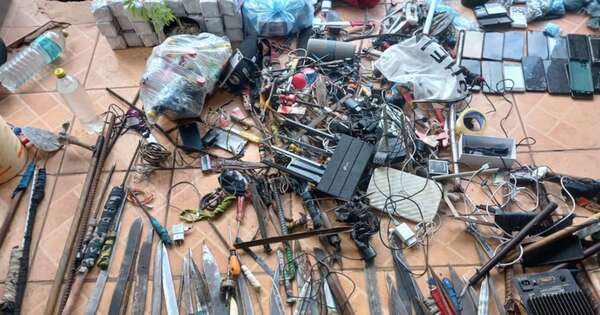 La Nación / Hallan armas blancas y drogas