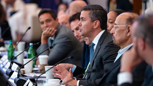 Peña estuvo en foro con secretario del Tesoro, encargado de sanciones