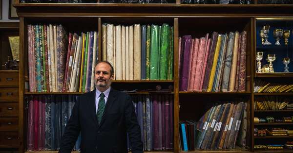 La Nación / Cónclave: sastres apuran tres tallas de sotanas para nuevo papa