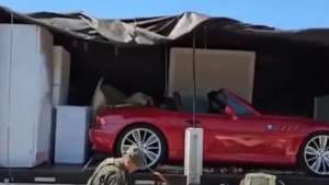 Hallaron un lujoso auto escondido en un camión de mudanzas