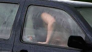 (Video) Captan a pareja haciendo el “delicioso” en su auto ¡y con las ventanillas abiertas!