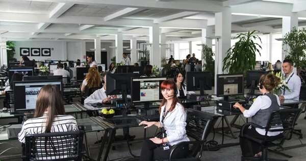 La Nación / Meta despedirá a 2.000 moderadores de contenido en España