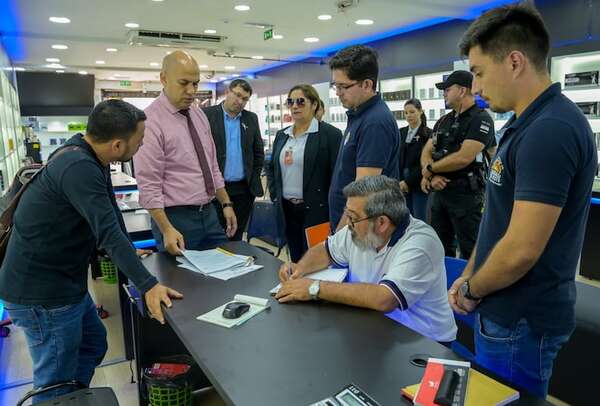 Clausuran local comercial en Ciudad del Este por denuncias de supuestas estafas - ABC en el Este - ABC Color