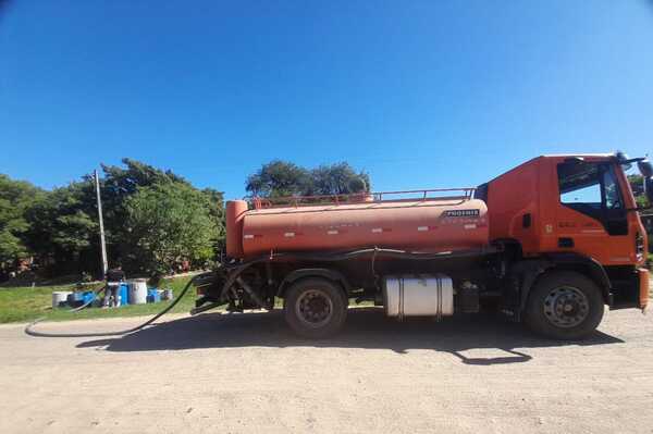MOPC acerca 6.000 litros de agua en Emboscada y Nueva Asunción - .::Agencia IP::.