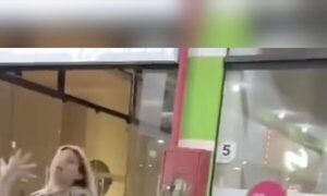 (VIDEO)¡Doña garroteó a su ména porque no fue a la iglesia!