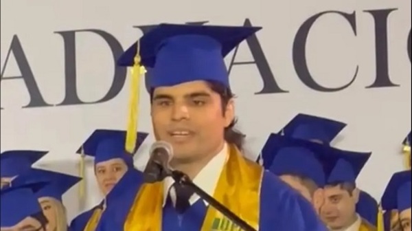 Joven no vidente se gradúa con Medalla de Oro y emociona con su mensaje de superación