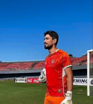 Custodiado y en lujoso vehículo: así fue la llegada de Tobías Vargas a su nuevo club - trece