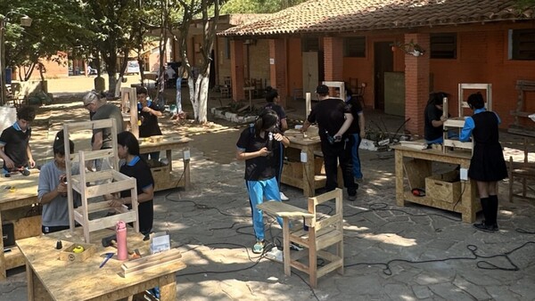 Jóvenes fabricarán 300 pupitres para donar a seis escuelas públicas