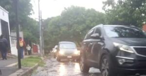 La Nación / Baches y pérdida de agua complican el tránsito por la avenida Bruno Guggiari