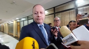 Ministro de Economía sugiere a titular de Petropar bajar precio de combustible
