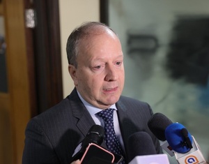 Fernández Valdovinos pidió a Petropar bajar el precio de combustibles