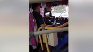 Chofer de micro fue grabado haciendo videollamada mientras manejaba