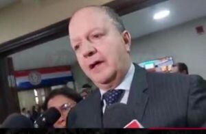 Ministro de economía pide a Petropar bajar el precio de los combustibles
